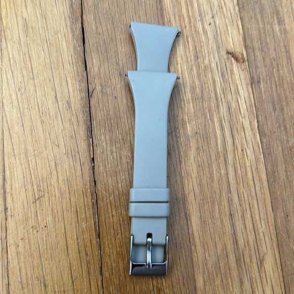 *last chance!!* Fitbit Versa | Accessories Only - 2 bands, 3 screen protectors - Picture 9 of 11